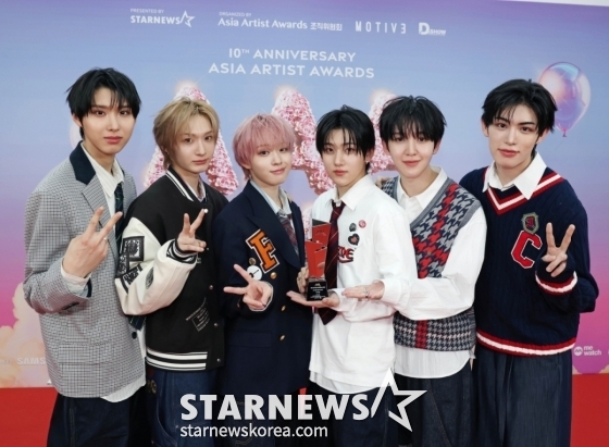 그룹 킥플립이 2025년 12월 6일 가오슝 내셔널 스타디움에서 진행된 스타뉴스 주최 '10주년 아시아 아티스트 어워즈 2025(10th Anniversary Asia Artist Awards 2025, '10주년 AAA 2025')에서 가수부문 베스트 뉴아티스트 상을 수상한 뒤 포즈를 취하고 있다. /2025.12.06 /사진=이동훈 photoguy@