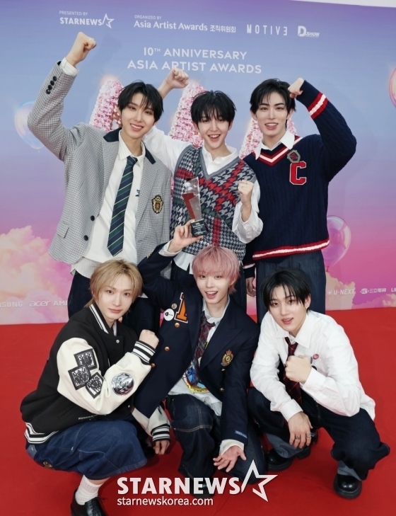 그룹 킥플립이 2025년 12월 6일 가오슝 내셔널 스타디움에서 진행된 스타뉴스 주최 '10주년 아시아 아티스트 어워즈 2025(10th Anniversary Asia Artist Awards 2025, '10주년 AAA 2025')에서 가수부문 베스트 뉴아티스트 상을 수상한 뒤 포즈를 취하고 있다. /2025.12.06 /사진=이동훈 photoguy@