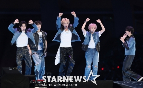 그룹 킥플립이 2025년 12월 7일 가오슝 내셔널 스타디움에서 진행된 스타뉴스 주최 '10주년 아시아 아티스트 어워즈 2025(10th Anniversary Asia Artist Awards 2025, '10주년 AAA 2025')를 기념하는 'ACON 2025'에서 멋진 무대를 선보였다. 'ACON 2025'는 'AAA'의 10주년을 기념하고 함께 축하하는 의미에서 열리는 페스타로, 배우 이준영과 i-dle(아이들) 슈화, 크래비티 앨런, 키키 수이가 MC를 맡아 'ACON 2025'를 이끌고 QWER(큐더블유이알), 넥스지(NEXZ), 아홉(AHOF), 애쉬 아일랜드(Ash Island), 에이티즈(ATEEZ), 우즈(WOODZ), 이이경, 최예나(YENA), 키스오브라이프(KISS OF LIFE), 키키(KiiiKiii), 킥플립(KickFlip), 크래비티(CRAVITY), 싸이커스(xikers), SB19(에스비나인틴) 등이 출연했다. /2025.12.07 /사진=이동훈 photoguy@