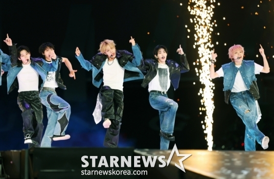 그룹 킥플립이 2025년 12월 7일 가오슝 내셔널 스타디움에서 진행된 스타뉴스 주최 '10주년 아시아 아티스트 어워즈 2025(10th Anniversary Asia Artist Awards 2025, '10주년 AAA 2025')를 기념하는 'ACON 2025'에서 멋진 무대를 선보였다. 'ACON 2025'는 'AAA'의 10주년을 기념하고 함께 축하하는 의미에서 열리는 페스타로, 배우 이준영과 i-dle(아이들) 슈화, 크래비티 앨런, 키키 수이가 MC를 맡아 'ACON 2025'를 이끌고 QWER(큐더블유이알), 넥스지(NEXZ), 아홉(AHOF), 애쉬 아일랜드(Ash Island), 에이티즈(ATEEZ), 우즈(WOODZ), 이이경, 최예나(YENA), 키스오브라이프(KISS OF LIFE), 키키(KiiiKiii), 킥플립(KickFlip), 크래비티(CRAVITY), 싸이커스(xikers), SB19(에스비나인틴) 등이 출연했다. /2025.12.07 /사진=이동훈 photoguy@