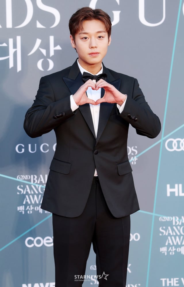 배우 박지훈이 8일 서울 강남구 코엑스에서 진행된 제62회 백상예술대상 레드카펫에 참석해 포즈를 취하고 있다./2026.05.08 /사진=김휘선 hwijpg@