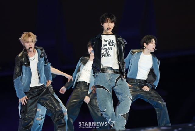 그룹 킥플립이 2025년 12월 7일 가오슝 내셔널 스타디움에서 진행된 스타뉴스 주최 '10주년 아시아 아티스트 어워즈 2025(10th Anniversary Asia Artist Awards 2025, '10주년 AAA 2025')를 기념하는 'ACON 2025'에서 멋진 무대를 선보이고 있다.   'ACON 2025'는 'AAA'의 10주년을 기념하고 함께 축하하는 의미에서 열리는 페스타로, 배우 이준영과 i-dle(아이들) 슈화, 크래비티 앨런, 키키 수이가 MC를 맡아 'ACON 2025'를 이끌고 QWER(큐더블유이알), 넥스지(NEXZ), 아홉(AHOF), 애쉬 아일랜드(Ash Island), 에이티즈(ATEEZ), 우즈(WOODZ), 이이경, 최예나(YENA), 키스오브라이프(KISS OF LIFE), 키키(KiiiKiii), 킥플립(KickFlip), 크래비티(CRAVITY), 싸이커스(xikers), SB19(에스비나인틴) 등이 출연했다. /2025.12.07 /사진=이동훈 photoguy@