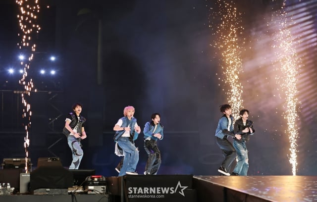 그룹 킥플립이 2025년 12월 7일 가오슝 내셔널 스타디움에서 진행된 스타뉴스 주최 '10주년 아시아 아티스트 어워즈 2025(10th Anniversary Asia Artist Awards 2025, '10주년 AAA 2025')를 기념하는 'ACON 2025'에서 멋진 무대를 선보이고 있다.   'ACON 2025'는 'AAA'의 10주년을 기념하고 함께 축하하는 의미에서 열리는 페스타로, 배우 이준영과 i-dle(아이들) 슈화, 크래비티 앨런, 키키 수이가 MC를 맡아 'ACON 2025'를 이끌고 QWER(큐더블유이알), 넥스지(NEXZ), 아홉(AHOF), 애쉬 아일랜드(Ash Island), 에이티즈(ATEEZ), 우즈(WOODZ), 이이경, 최예나(YENA), 키스오브라이프(KISS OF LIFE), 키키(KiiiKiii), 킥플립(KickFlip), 크래비티(CRAVITY), 싸이커스(xikers), SB19(에스비나인틴) 등이 출연했다. /2025.12.07 /사진=이동훈 photoguy@