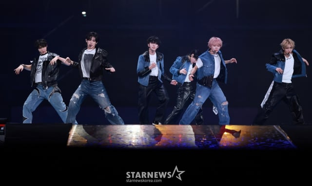 그룹 킥플립이 2025년 12월 7일 가오슝 내셔널 스타디움에서 진행된 스타뉴스 주최 '10주년 아시아 아티스트 어워즈 2025(10th Anniversary Asia Artist Awards 2025, '10주년 AAA 2025')를 기념하는 'ACON 2025'에서 멋진 무대를 선보이고 있다.   'ACON 2025'는 'AAA'의 10주년을 기념하고 함께 축하하는 의미에서 열리는 페스타로, 배우 이준영과 i-dle(아이들) 슈화, 크래비티 앨런, 키키 수이가 MC를 맡아 'ACON 2025'를 이끌고 넥스지(NEXZ), 아홉(AHOF), 애쉬 아일랜드(Ash Island), 에이티즈(ATEEZ), 우즈(WOODZ), 이이경, 최예나(YENA), 키스오브라이프(KISS OF LIFE), 키키(KiiiKiii), 킥플립(KickFlip), 크래비티(CRAVITY), 싸이커스(xikers), SB19(에스비나인틴), QWER(큐더블유이알) 등이 출연했다. /2025.12.07 /사진=임성균 tjdrbs23@