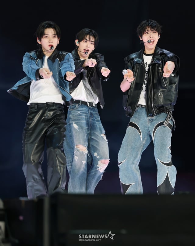 그룹 킥플립이 2025년 12월 7일 가오슝 내셔널 스타디움에서 진행된 스타뉴스 주최 '10주년 아시아 아티스트 어워즈 2025(10th Anniversary Asia Artist Awards 2025, '10주년 AAA 2025')를 기념하는 'ACON 2025'에서 멋진 무대를 선보이고 있다. 'ACON 2025'는 'AAA'의 10주년을 기념하고 함께 축하하는 의미에서 열리는 페스타로, 배우 이준영과 i-dle(아이들) 슈화, 크래비티 앨런, 키키 수이가 MC를 맡아 'ACON 2025'를 이끌고 넥스지(NEXZ), 아홉(AHOF), 애쉬 아일랜드(Ash Island), 에이티즈(ATEEZ), 우즈(WOODZ), 이이경, 최예나(YENA), 키스오브라이프(KISS OF LIFE), 키키(KiiiKiii), 킥플립(KickFlip), 크래비티(CRAVITY), 싸이커스(xikers), SB19(에스비나인틴), QWER(큐더블유이알) 등이 출연했다. /2025.12.07 /사진=이동훈 photoguy@