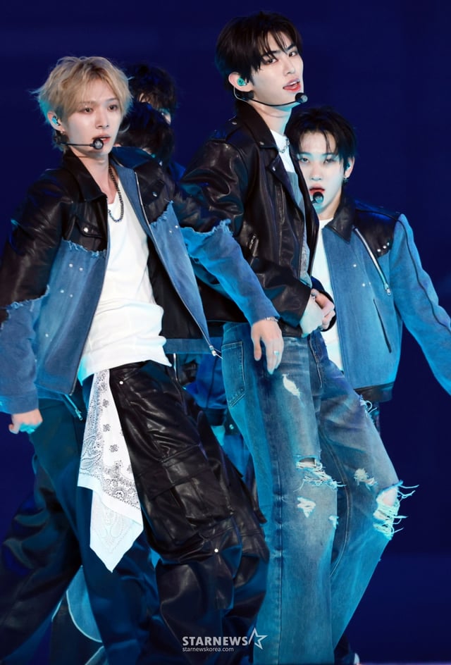 그룹 킥플립이 2025년 12월 7일 가오슝 내셔널 스타디움에서 진행된 스타뉴스 주최 '10주년 아시아 아티스트 어워즈 2025(10th Anniversary Asia Artist Awards 2025, '10주년 AAA 2025')를 기념하는 'ACON 2025'에서 멋진 무대를 선보이고 있다. 'ACON 2025'는 'AAA'의 10주년을 기념하고 함께 축하하는 의미에서 열리는 페스타로, 배우 이준영과 i-dle(아이들) 슈화, 크래비티 앨런, 키키 수이가 MC를 맡아 'ACON 2025'를 이끌고 넥스지(NEXZ), 아홉(AHOF), 애쉬 아일랜드(Ash Island), 에이티즈(ATEEZ), 우즈(WOODZ), 이이경, 최예나(YENA), 키스오브라이프(KISS OF LIFE), 키키(KiiiKiii), 킥플립(KickFlip), 크래비티(CRAVITY), 싸이커스(xikers), SB19(에스비나인틴), QWER(큐더블유이알) 등이 출연했다. /2025.12.07 /사진=임성균 tjdrbs23@
