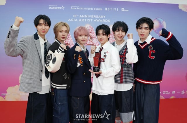 그룹 킥플립이 2025년 12월 6일 가오슝 내셔널 스타디움에서 진행된 스타뉴스 주최 '10주년 아시아 아티스트 어워즈 2025(10th Anniversary Asia Artist Awards 2025, '10주년 AAA 2025')에서 가수부문 베스트 뉴아티스트 상을 수상한 뒤 포즈를 취하고 있다. /2025.12.06 /사진=이동훈 photoguy@