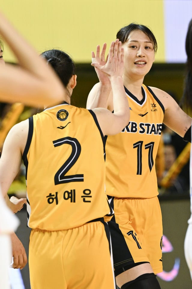 강이슬(오른쪽)과 허예은. /사진=WKBL 제공