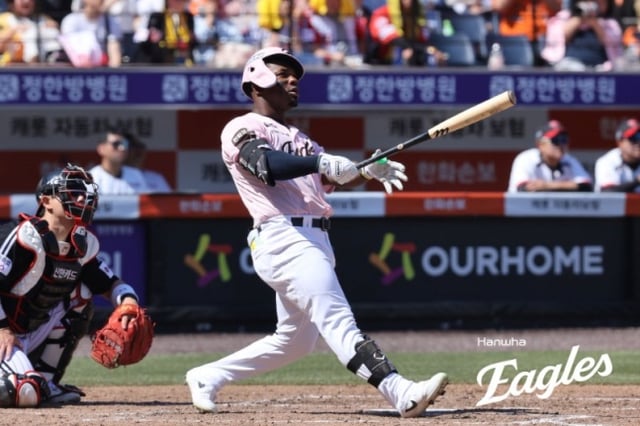 한화 외국인 타자 요나단 페라자(가운데)가 9일 대전 LG전에서 홈런을 치고 타구를 응시하고 있다. /사진=한화 이글스 제공