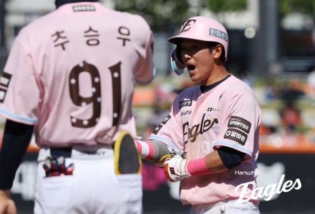 한화 황영묵(오른쪽)이 9일 대전 LG전에서 안타를 치고 포효하고 있다. /사진=한화 이글스 제공