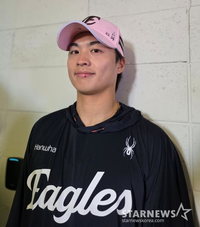 한화 왕옌청이 9일 대전 LG전을 승리로 이끈 뒤 취재진과 인터뷰했다. /사진=김동윤 기자