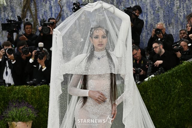 [New York=AP/NEWSIS] BLACKPINK Lisa attended the 'Costume Institute Benefit' (Met Gala) held on the 4th (local time) at the Metropolitan Museum of Art in New York, U.S., and posed for photos. The 'Met Gala' is an annual event organized by fashion magazine 'Vogue,' where top global stars gather and is also known as the 'Oscars of Fashion.' 2026.05.05. /Photo=Min Kyung-chan
