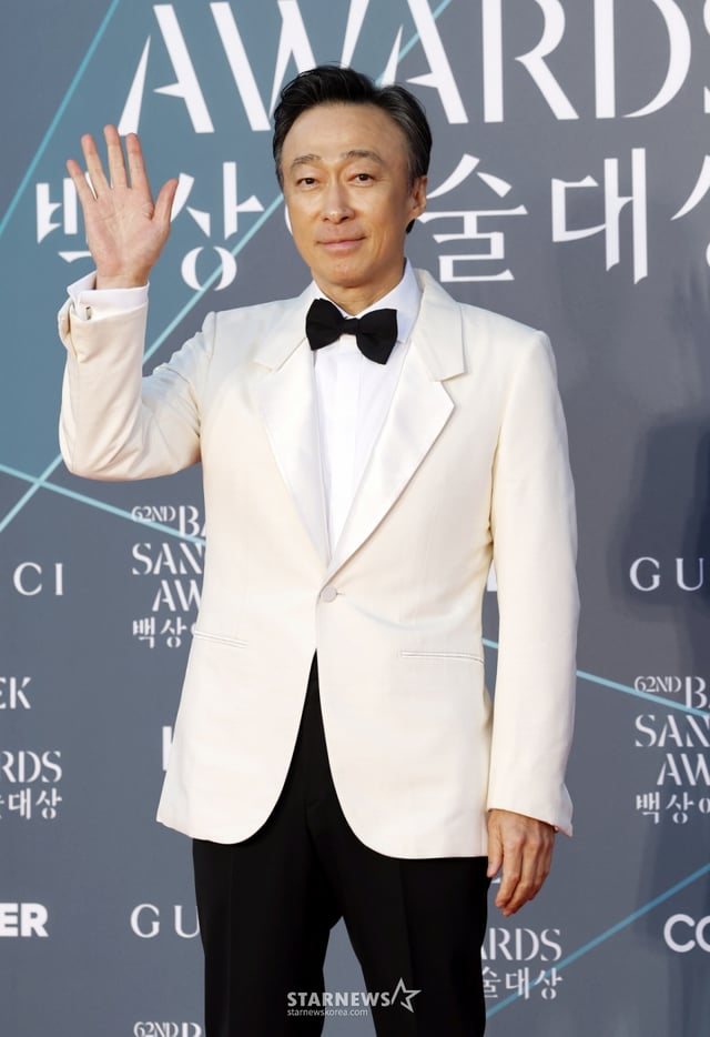 [서울=뉴시스] 김혜진 기자 = 배우 이성민이 8일 오후 서울 강남구 코엑스에서 열린 제62회 백상예술대상에서 레드카펫을 밟고 있다. 2026.05.08. jini@newsis.com /사진=김혜진