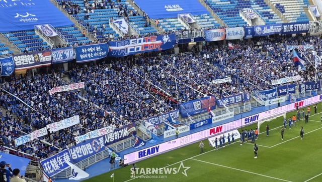 9일 수원월드컵경기장에서 열린 수원 삼성과 대구FC의 경기 종료 후 수원 선수단을 향한 비판 걸개와 야유를 하고 있는 수원 서포터스. /사진=김명석 기자