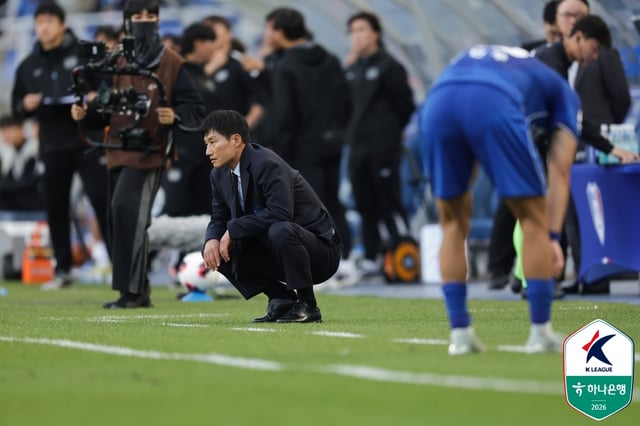아쉬워하고 있는 이정효 수원 삼성 감독. /사진=한국프로축구연맹 제공