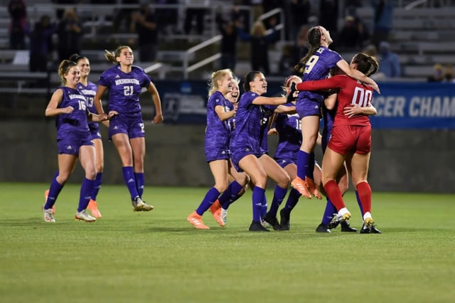 University of Washington women's soccer team. /Photo=University of Washington women's team social networking service (SNS)