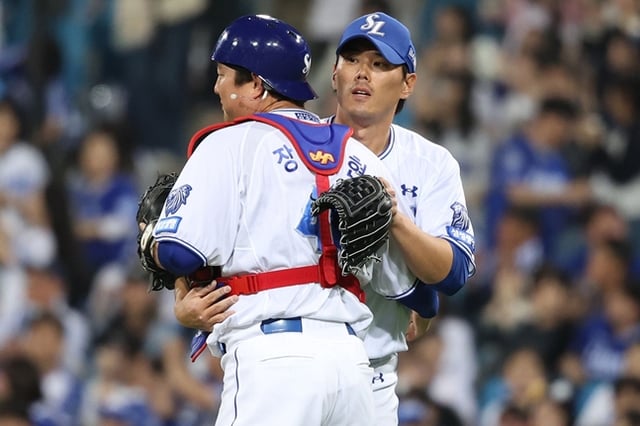 6일 경기를 마친 뒤 장승현과 포옹하는 김재윤. /사진=삼성 라이온즈