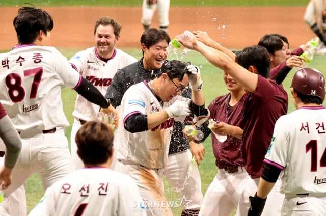 키움 안치홍이 10일 고척스카이돔에서 열리는 2026KBO리그 KT위즈와 키움히어로즈 경기 9회말 1사 만루에서 끝내기 만루홈런을 터트리며 키움의 연패행진에 종지부를 찍고 있다.. 2026.05.10. /사진=강영조 cameratalks@
