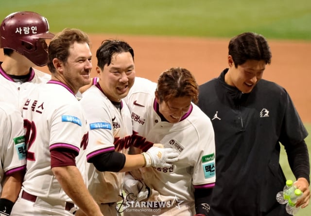 키움 안치홍이 10일 고척스카이돔에서 열리는 2026KBO리그 KT위즈와 키움히어로즈 경기 9회말 1사 만루에서 끝내기 만루홈런을 터트리며 키움의 연패행진에 종지부를 찍고 있다.. 2026.05.10. /사진=강영조 cameratalks@