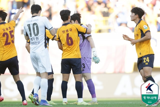 GwangjuFC goalkeeper Kim Dong-hwa receives congratulations from teammates after making a penalty save. /Photo=Korea Professional Football League