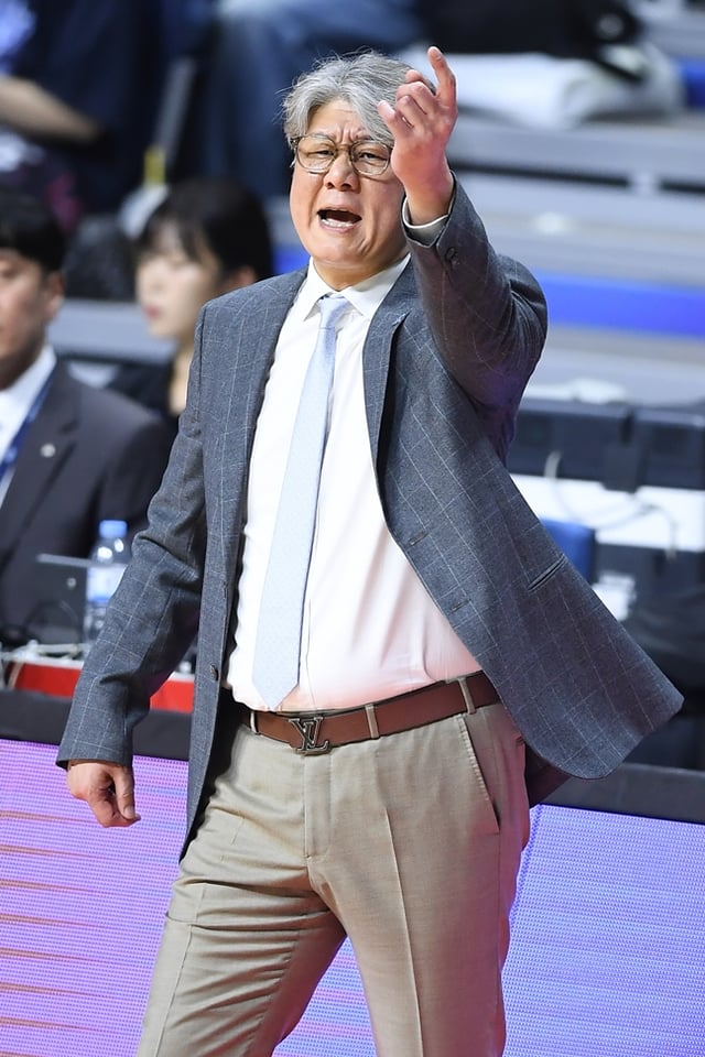 손창환 고양 소노 감독이 9일 오후 2시 부산 사직실내체육관에서 열린 2025~2026 LG전자 프로농구 챔피언결정전(7전 4선승제) 3차전 경기 중 소리치고 있다. /사진=KBL 제공