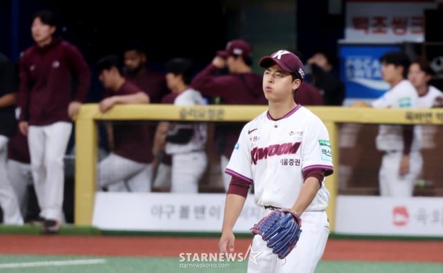 키움 선발투수 박준현이 10일 고척스카이돔에서 열리는 2026KBO리그 KT위즈와 키움히어로즈 경기 5회초 수비를 마치며 안도의 한숨을 쉬고 있다. 박준현은 5이닝 무실점으로 경기를 마무리했다. 2026.05.10. /사진=강영조 cameratalks@