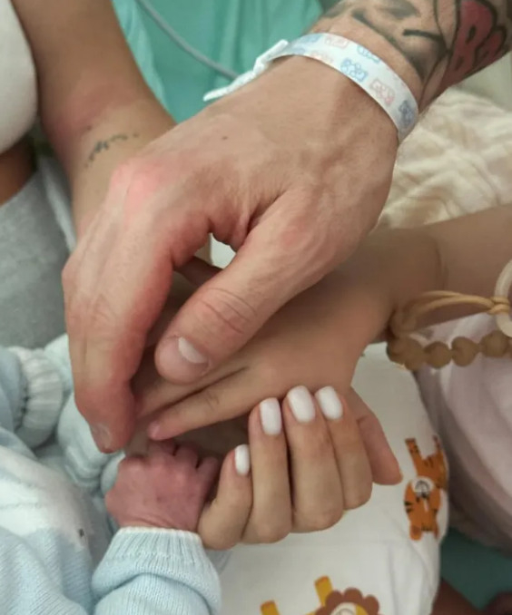 Loris Karius family holding hands. /Photo=The Sun archive