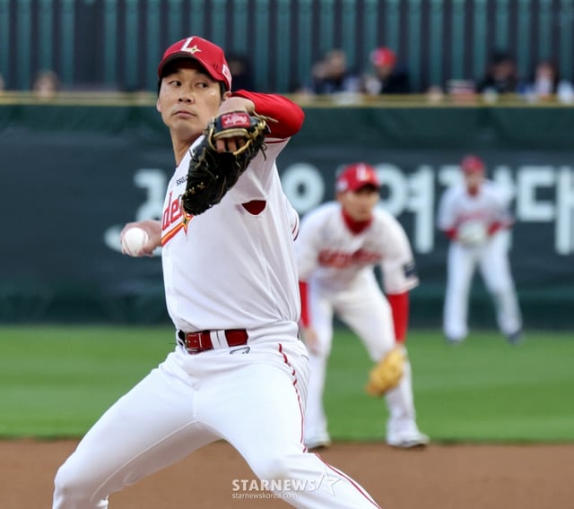 SSG 랜더스 우완투수 타케다 쇼타가 지난달 7일 랜더스필드에서 열린 2026KBO리그 한화이글스와 SSG랜더스 시즌 첫 경기에서 선발로 나서 역투하고 있다. /사진=강영조 선임기자