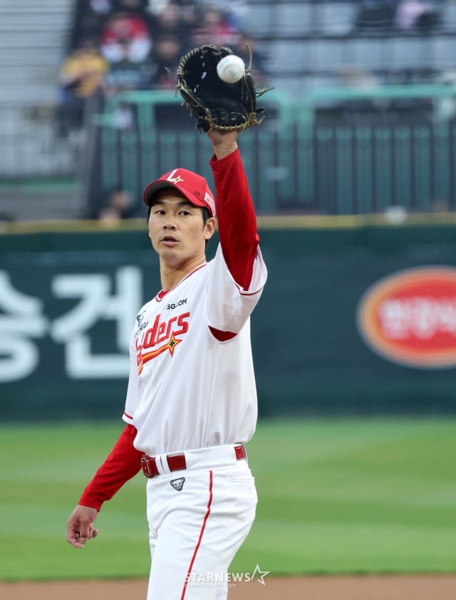 랜더스 우완투수 타케다가 1일 인천SSG랜더스필드에서 열리는 2026 프로야구 SSG랜더스와 키움히어로즈의 경기에서 선발로 나서 역투하고 있다. 키움은 배동현이 선발투수로 나섰다. 2026.04.01. /사진=강영조 cameratalks@