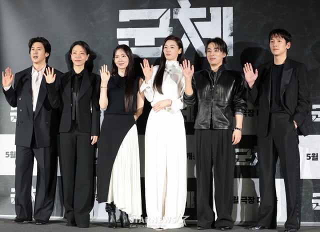 (서울=뉴스1) 권현진 기자 = 배우 고수(왼쪽부터)와 김신록, 신현빈, 전지현, 구교환, 지창욱이 6일 서울 용산구 CGV용산아이파크몰에서 열린 영화 '군체' 제작보고회에 참석해 포즈를 취하고 있다.  '군체'는 정체불명의 감염사태로 봉쇄된 건물 안, 고립된 생존자들이 예측할 수 없는 형태로 진화하는 감염자들에 맞서 벌이는 사투를 그린 작품이다. 2026.4.6/뉴스1  Copyright © 뉴스1. All rights reserved. 무단 전재 및 재배포,  AI학습 이용 금지. /사진=(서울=뉴스1) 권현진 기자