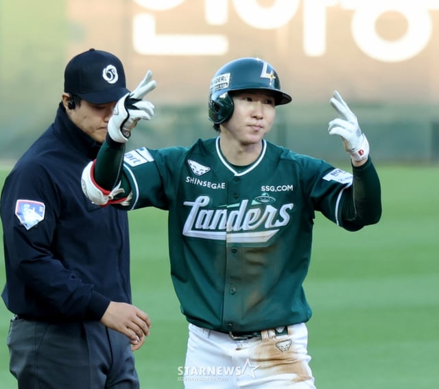 랜더스 1번타자 박성한이 24일 랜더스필드에서 열린 2026KBO리그 SSG랜더스와 KT위즈 경기 1회말 선두타자로 나와 보쉴리를 상대로 2루타를 터트렸다. 개막이후 안타행진을 이어오고 있는 박성한은 22경기 연속안타를 기록했다. 2026.04.24. 2루에 헤드퍼스트 슬라이딩하는 박성한 '잠시만요!' 머신 김현수와 눈맞춤하는 박성한 /사진=강영조 cameratalks@