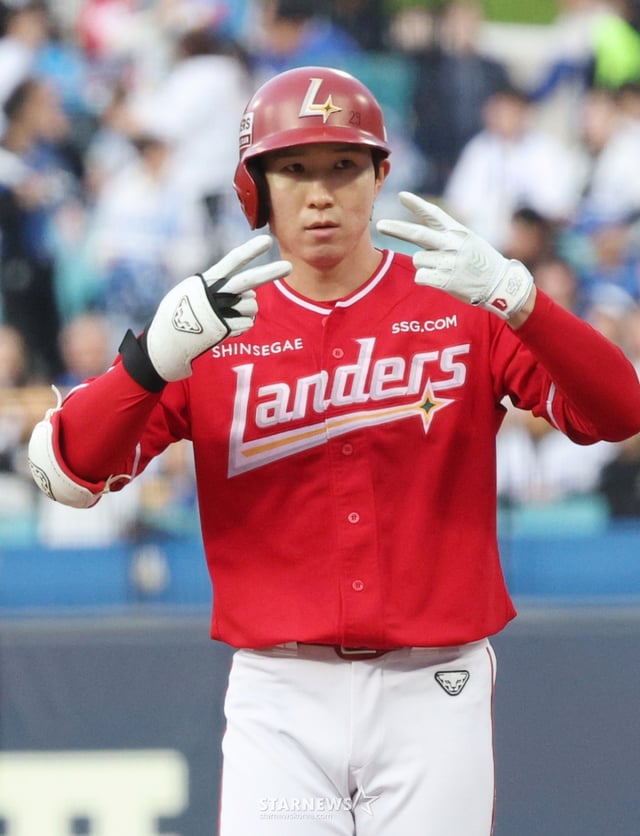 2026 신한 SOL KBO리그 삼성 라이온즈 대 SSG 랜더스 경기가 22일 대구 삼성라이온즈파크에서 열렸다. SSG 박성한이 1회초 무사에서 삼성 선발 후라도를 상대로 우중간 안타를 날리며 20경기 연속 안타 신기록을 달성하고 있다. 박성한은 21일 경기에서도 1번 타자 유격수로 선발 출전해 1회 첫 타석부터 상대 선발투수 최원태를 상대로 우익수 앞에 떨어지는 안타를 때렸다. 3월 28일 KIA와의 시즌 개막전부터 이날까지 19경기 연속 안타 행진이다. 종전 기록은 프로야구 원년인 1982년 롯데 김용희(현 롯데 2군 감독)가 작성한 18경기 연속 안타다. /사진=김진경 kim.jinkyung@