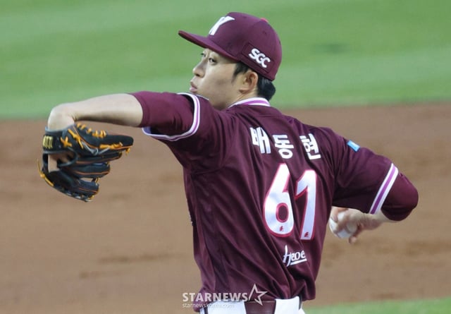 The 2026 Shinhan SOL KBO League Doosan Bears vs. Kiwoom Heroes game was held at Jamsil Baseball Stadium in Seoul on the 7th. Kiwoom starter Bae Dong-hyun is pitching hard. /Photo=Kim Jin-kyung kim.jinkyung@