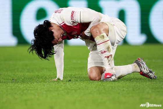 Takumi Minamino muestra signos de dolor. /AFPBBNews=NEWS1