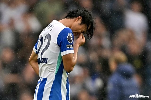 Kaoru Mitoma baja la cabeza y frunce el rostro. /AFPBBNews=NEWS1