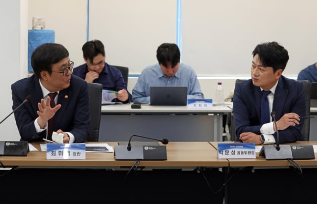 최휘영(왼쪽) 문화체육관광부 장관이 11일 서울 종로구 국립현대미술관 서울관에서 프로축구 성장위원회 전체 회의를 열고 프로축구의 지속 가능한 성장을 위한 현장 과제와 정책화 방향에 대해 논의하고 있다. /사진=문화체육관광부 제공