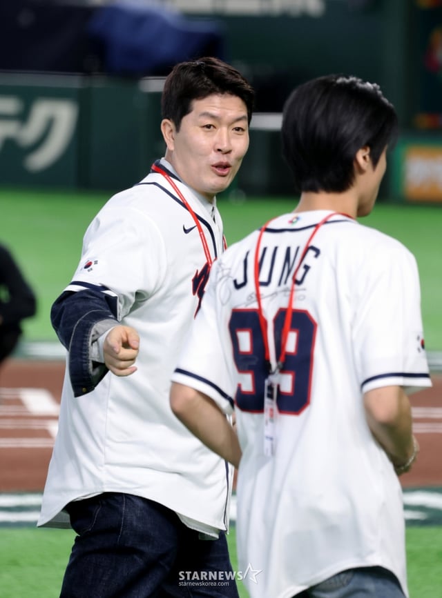 에이티즈 우영이 9일 도쿄돔에서 열린 2026 WBC 도쿄POOL 대한민국과 호주 경기 시구자로 나서는 가운데 경기전 김병현 해설위원의 코칭을 받으며 시구연습을 하고 있다. 026.03.08. /사진=강영조 cameratalks@