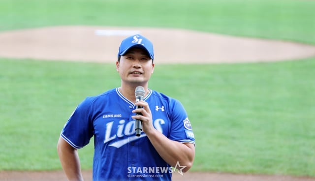 돌직구로 한국프로야구를 호령했던 삼성 오승환이 전격적으로 은퇴를 선언했다. 전날 은퇴발표를 한 오승환이 7일 인천SSG랜더스필드에서 열리는 2025 KBO리그 삼성라이온즈와 SSG랜더스 경기에서 SSG에서 준비한 은퇴기념행사에 참여해 김광현, 구자욱과 기념촬영을 하고 있다. 2025.08.07. /사진=강영조 cameratalks@