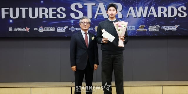 부산고 하현승(오른쪽)이 2025년 11월 스타뉴스 주최 '2025 퓨처스 스타대상' 시상식에서 야구 부문 미래스타상을 수상하고 있다. 왼쪽은 양해영 대한야구소프트볼협회장. /사진=스타뉴스