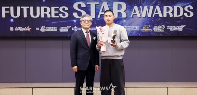 덕수고 엄준상(오른쪽)이 2025년 11월 스타뉴스 주최 '2025 퓨처스 스타대상' 시상식에서 야구 부문 미래스타상을 수상하고 있다. 왼쪽은 양해영 대한야구소프트볼협회장. /사진=스타뉴스