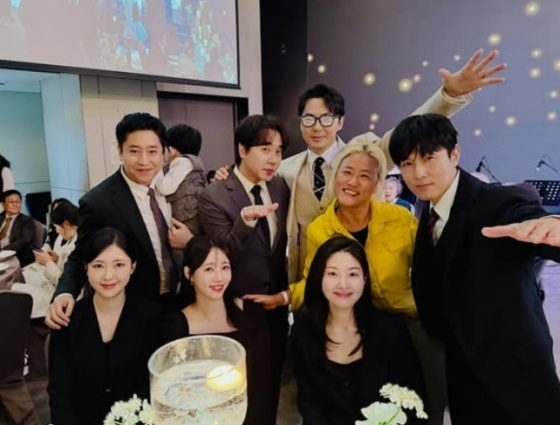 이민우 결혼식에 참석한 신화 멤버들/사진=조선희 작가 SNS