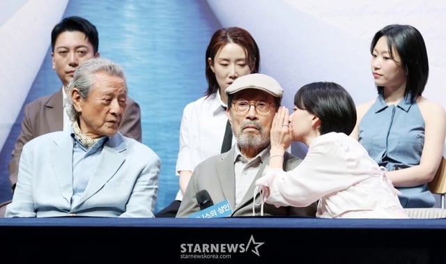 배우 박근형, 신구, 원진아가 12일 서울 종로구 NOL 서경스퀘어에서 진행된 연극 '베니스의 상인' 기자간담회에 참석해 질의응답을 하고 있다. /2026.05.12 /사진=김휘선 hwijpg@