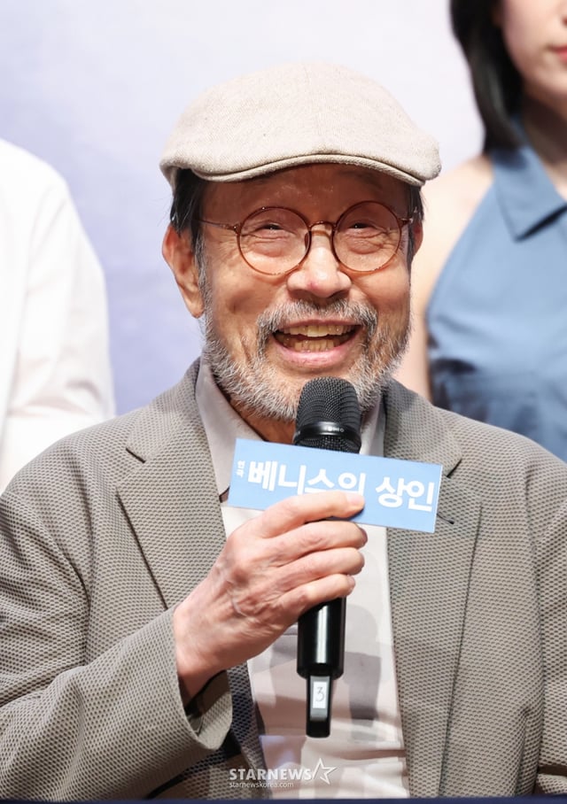 (서울=뉴스1) 임지훈 인턴기자 = 배우 신구가 12일 오후 서울 종로구 NOL서경스퀘어에서 열린 연극 '베니스의 상인' 기자간담회에 참석해 인사말을 하고 있다. 셰익스피어의 대표 희극을 바탕으로 법과 자비·복수와 선택의 충돌을 그린 이번 작품은 고전의 구조를 유지하면서 인물 간의 감정과 대립을 끌어올리는 방식으로 재구성됐다. 2026.5.12/뉴스1 Copyright © 뉴스1. All rights reserved. 무단 전재 및 재배포, AI학습 이용 금지. /사진=(서울=뉴스1) 임지훈 인턴기자