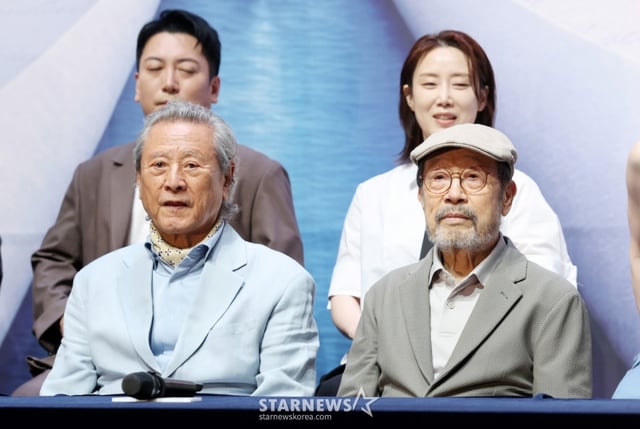 배우 박근형, 신구가 12일 서울 종로구 NOL 서경스퀘어에서 진행된 연극 '베니스의 상인' 기자간담회에 참석해 질의응답을 하고 있다. /2026.05.12 /사진=김휘선 hwijpg@