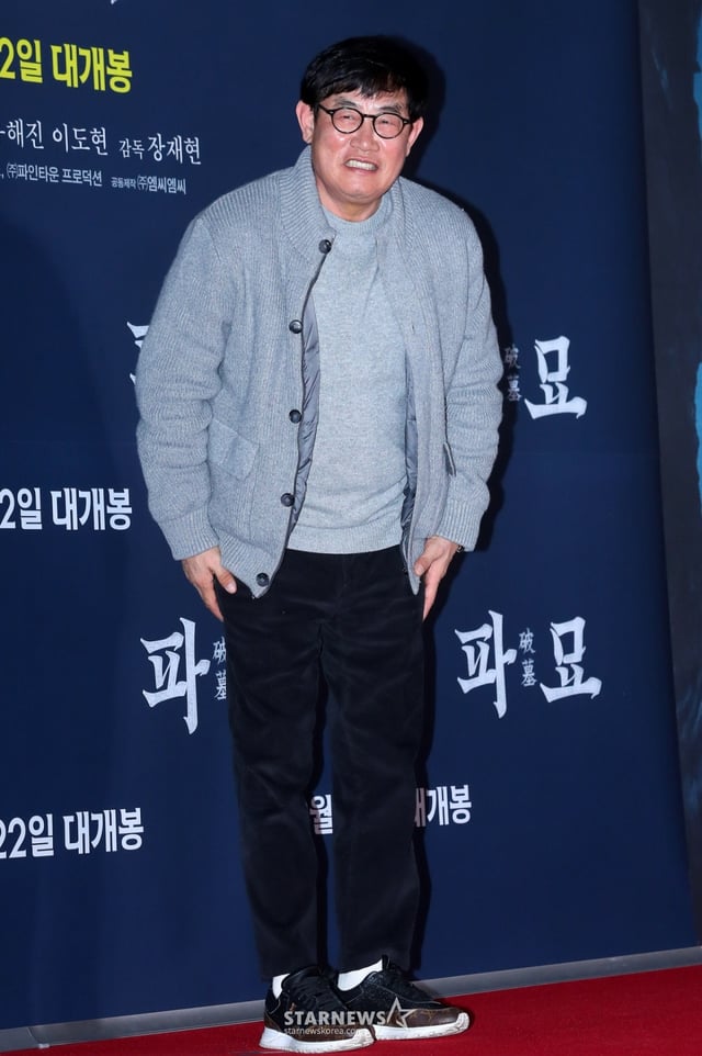 코미디언 이경규가 20일 오후 서울 송파구 롯데시네마 월드타워에서 진행된 영화 '파묘' VIP 시사회에 참석해 포즈를 취하고 있다. / 2024.02.20 /사진=김창현