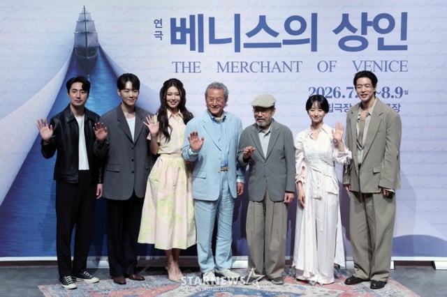[서울=뉴시스] 박진희 기자 = 연극 '베니스의 상인' 출연 배우 이승주과 카이(안토니오 역, 왼쪽부터), 최수영(포셔 역), 박근형(샤일록 역), 신구(공작 역), 원진아(포셔 역), 이상윤(바사니오 역)이 12일 서울 종로구 NOL 서경스퀘어에서 기자간담회를 하고 있다. 이번 작품에는 신구·박근형이 조성한 '연극 내일 기금'을 기반으로 한 '연극 내일 프로젝트' 오디션을 통해 선발된 박승재, 엄현수, 김윤지, 이준일, 주홍이 앙상블로 참여한다. 2026.05.12. pak7130@newsis.com /사진=박진희
