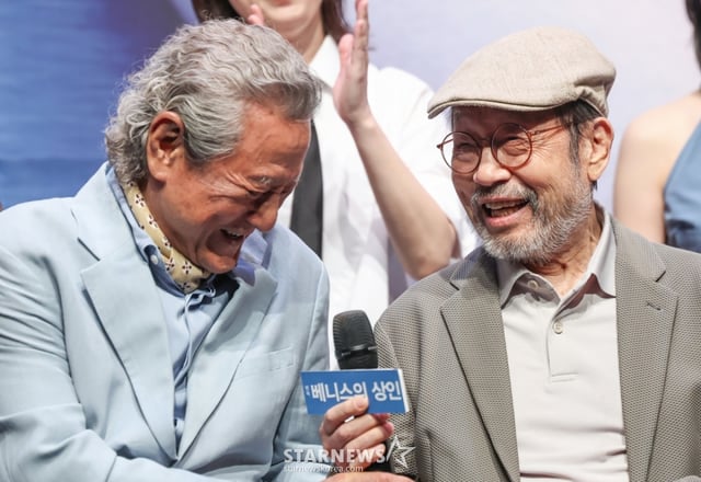 (서울=뉴스1) 임지훈 인턴기자 = 배우 신구(오른쪽)가 12일 오후 서울 종로구 NOL서경스퀘어에서 열린 연극 '베니스의 상인' 기자간담회에 참석해 인사말을 마치고 박근형 배우한테 마이크를 전달하고 있다. 셰익스피어의 대표 희극을 바탕으로 법과 자비·복수와 선택의 충돌을 그린 이번 작품은 고전의 구조를 유지하면서 인물 간의 감정과 대립을 끌어올리는 방식으로 재구성됐다. 2026.5.12/뉴스1 Copyright © 뉴스1. All rights reserved. 무단 전재 및 재배포, AI학습 이용 금지. /사진=(서울=뉴스1) 임지훈 인턴기자
