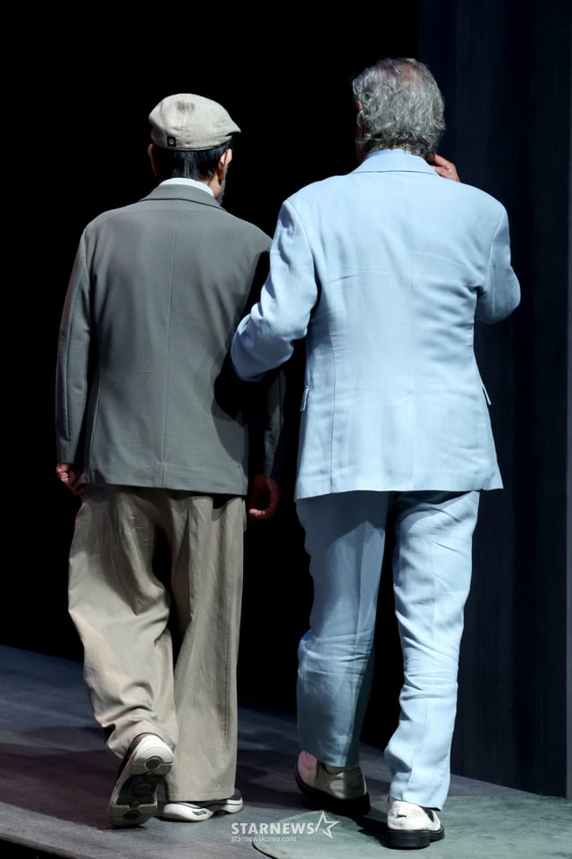 [서울=뉴시스] 박진희 기자 = 연극 '베니스의 상인' 주연 배우 신구(공작 역), 박근형(샤일록 역)이 12일 서울 종로구 NOL 서경스퀘어에서 열린 기자간담회를 마치고 간담회장을 떠나고 있다. 이번 작품에는 신구·박근형이 조성한 '연극 내일 기금'을 기반으로 한 '연극 내일 프로젝트' 오디션을 통해 선발된 박승재, 엄현수, 김윤지, 이준일, 주홍이 앙상블로 참여한다. 2026.05.12. pak7130@newsis.com /사진=박진희