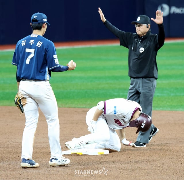 Kiwoom Heroes' Lee Ju-hyeong (center) clutches his thigh and complains of pain after hitting a double in the bottom of the third inning with one out against the NC Dinos on the 21st of last month. /Photo=Senior reporter Kang Young-jo