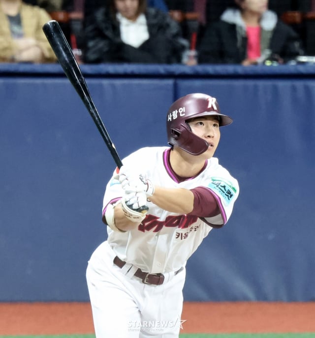 Kiwoom Heroes' Lee Ju-hyeong hits a double in the bottom of the third inning with one out against the NC Dinos on the 21st of last month. /Photo=Senior reporter Kang Young-jo